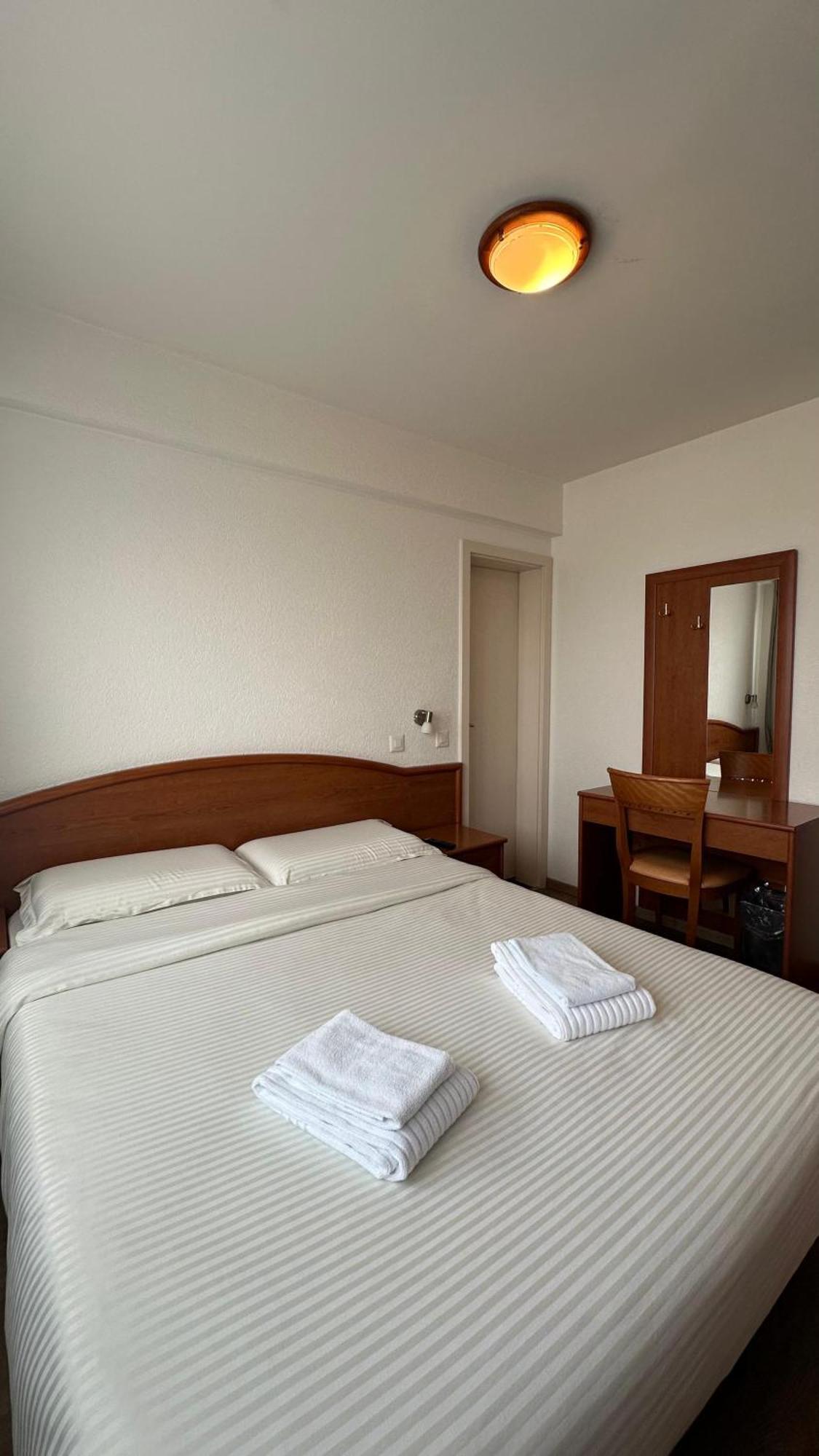 Hotel Du Quai Villeneuve Εξωτερικό φωτογραφία
